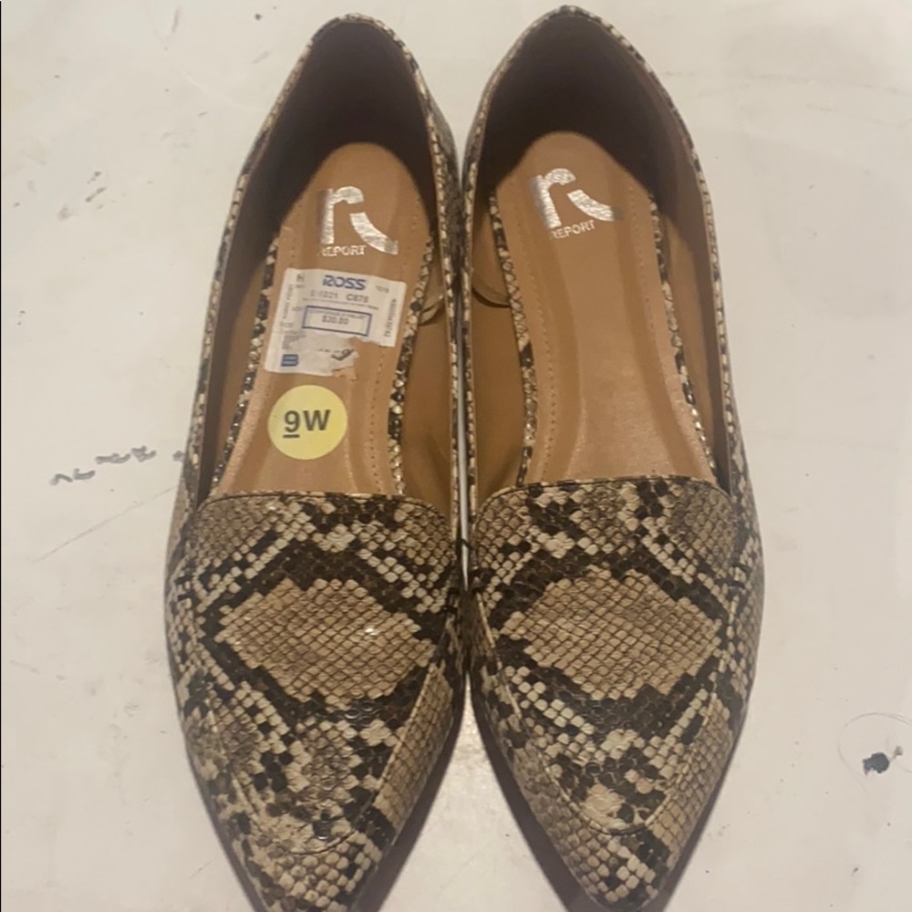 Cute snake print flats. 9w